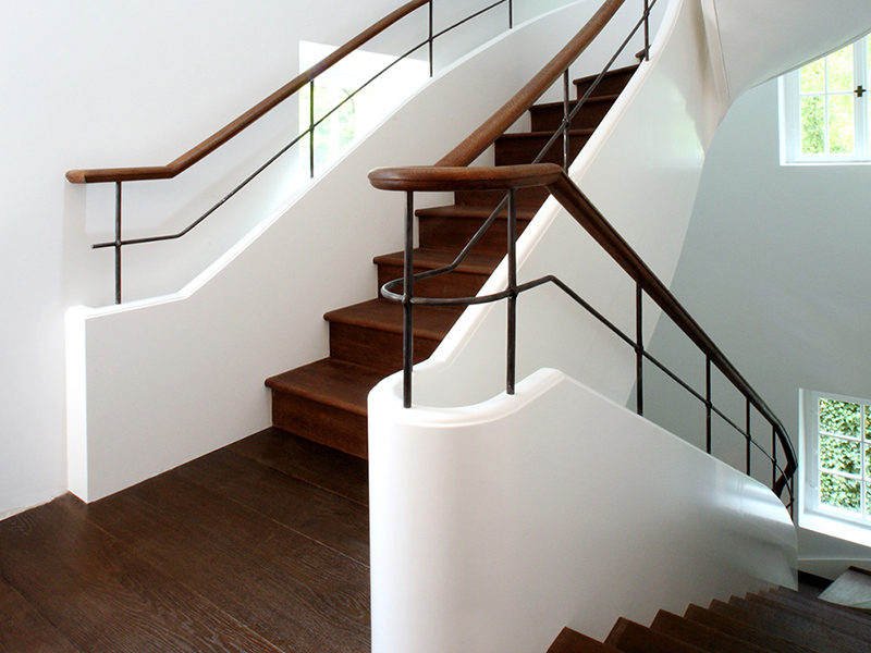 Stiltreppe mit gemauerten Geländer und Handläufen aus Holz